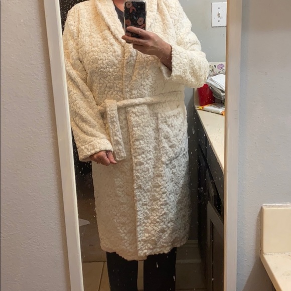 Beautiful off-white women’s robe - Picture 5 of 5